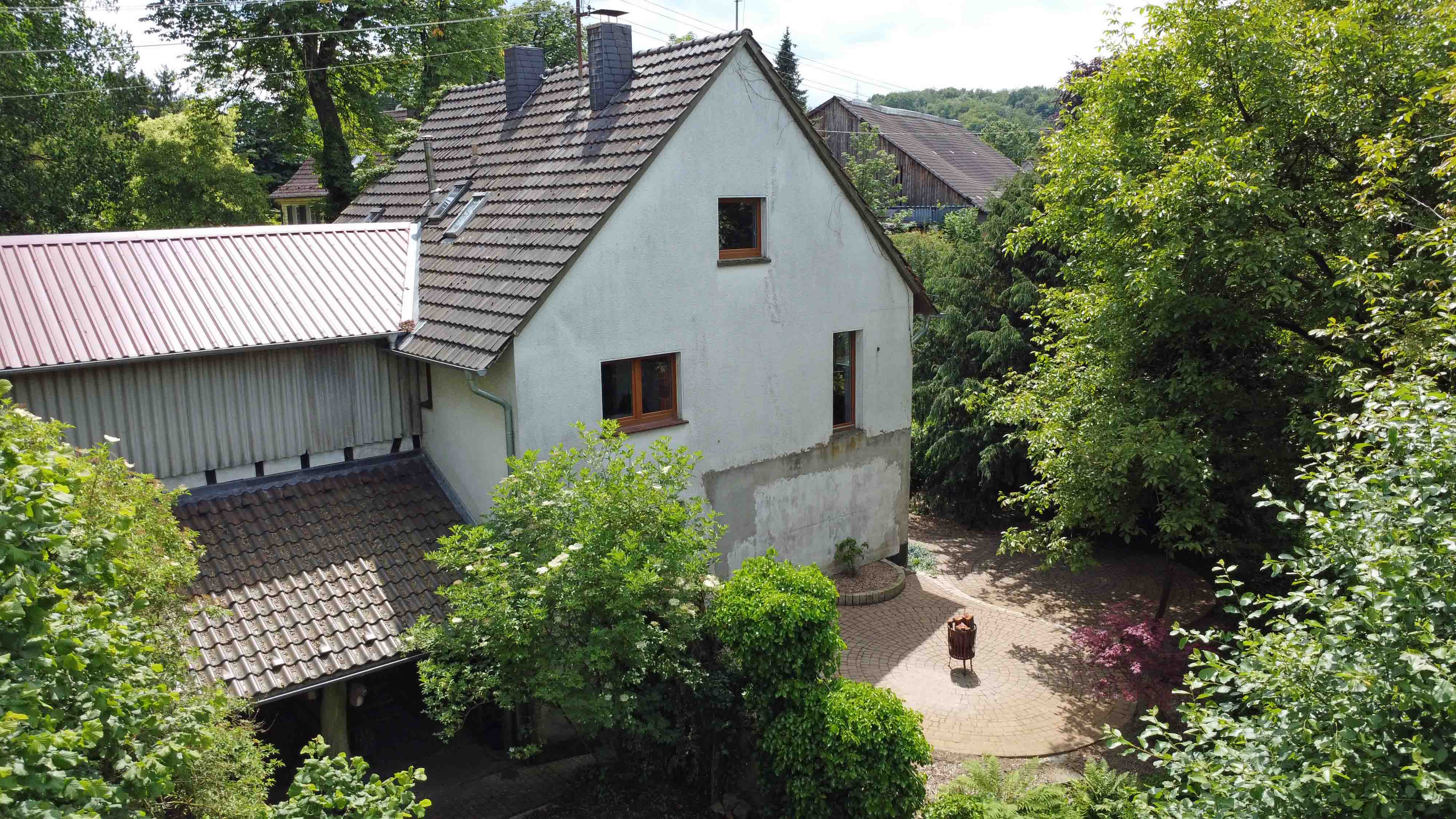 Waldbröl-Happach: Landhaus mit Stall/Scheune - perfekt fürs Landleben, Rückseite mit Terrasse und... 